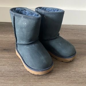 Baby Navy Ugg size 6 good condition with box